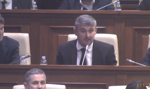 L-a lăudat, apoi l-a concediat. Ministrul Culturii face un PAS înapoi în cazul studentului remunerat regește