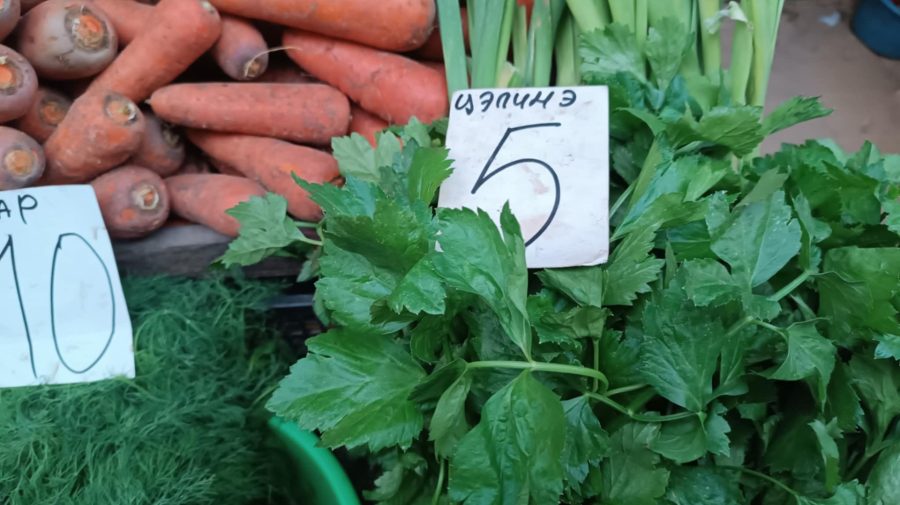 Verdețuri cu pesticide în depozitele importatorilor: 15 tone de mărar și pătrunjel, nimicite de ANSA