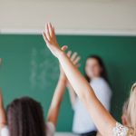 Școala a pierdut lupta cu ecranele! 56% dintre elevi nu ating nivelul minim la matematică. Perciun invocă digitalizarea