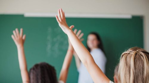 Fără majorări la început de an: salariile profesorilor vor crește abia din 1 septembrie 2026