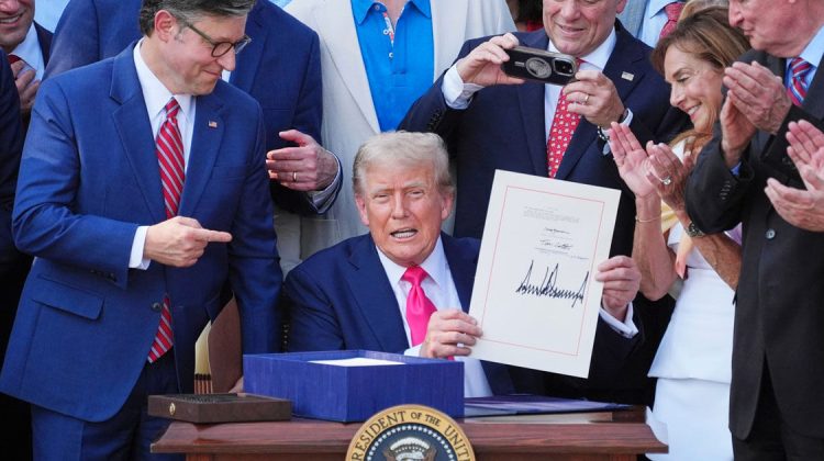 Final pentru cel mai lung shutdown din istoria SUA. Donald Trump a promulgat legea