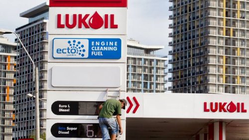 Tranzacție-bombă: Americanii de la Carlyle Group ar putea pune mâna pe activele Lukoil