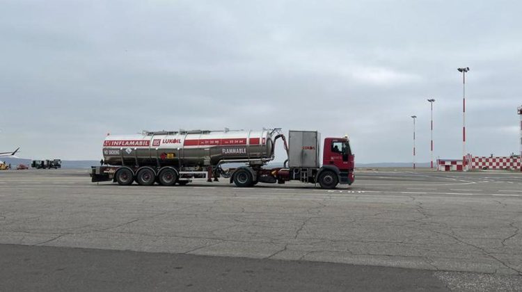 Lukoil pleacă, statul intră în joc: Moldova vrea să preia depozitul de carburanți de la aeroport al companiei ruse
