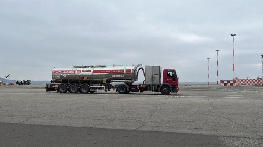 Lukoil pleacă, statul intră în joc: Moldova vrea să preia depozitul de carburanți de la aeroport al companiei ruse