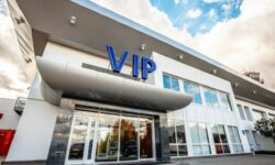 VIP-uri pe patru roți. BMW-ul de la Aeroport, livrat de un bancher, iar Mercedesurile de un milionar