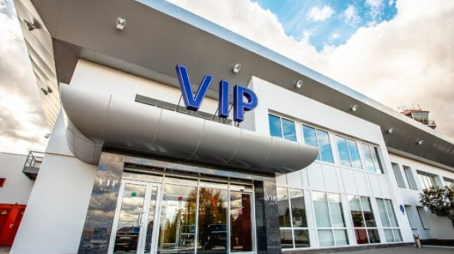 VIP-uri pe patru roți. BMW-ul de la Aeroport, livrat de un bancher, iar Mercedesurile de un milionar