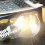 Energia electrică s-ar putea ieftini ușor: ANRE propune tarife mai mici pentru populație