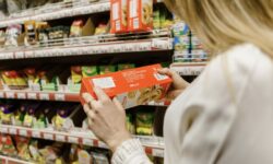 Etichetele „mincinoase”, interzise! Ambalajele nu mai pot afișa fructe dacă produsul conține doar arome