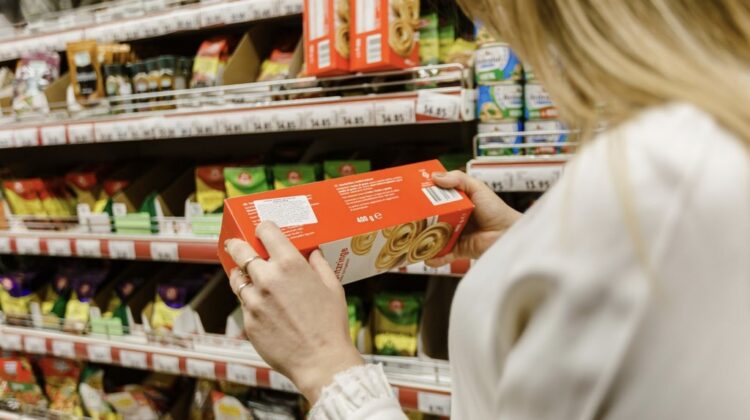 Etichetele „mincinoase”, interzise! Ambalajele nu mai pot afișa fructe dacă produsul conține doar arome