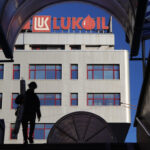 Prăbușirea prețului petrolului rusesc forțează Lukoil să ceară ajutor statului