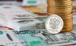 În ciuda sancțiunilor și războiului, rubla rusă devine cea mai puternică valută din 2025