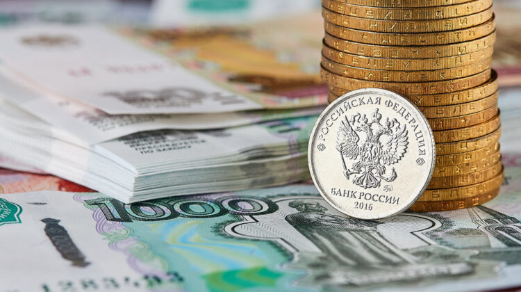 În ciuda sancțiunilor și războiului, rubla rusă devine cea mai puternică valută din 2025