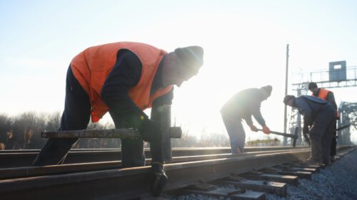 Trenuri lente, salarii de mizerie! angajații CFM lucrează pentru 6500–7000 de lei