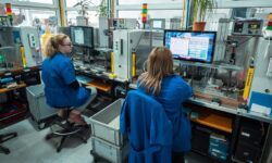 Concedieri masive într-o fabrică de piese auto din România: sute de oameni rămân fără loc de muncă