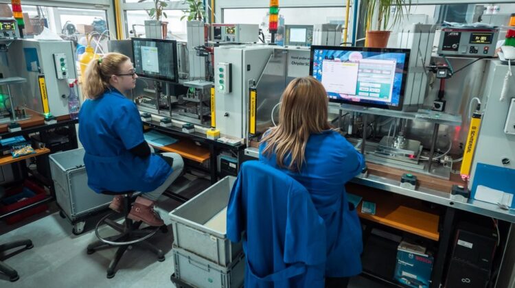 Concedieri masive într-o fabrică de piese auto din România: sute de oameni rămân fără loc de muncă