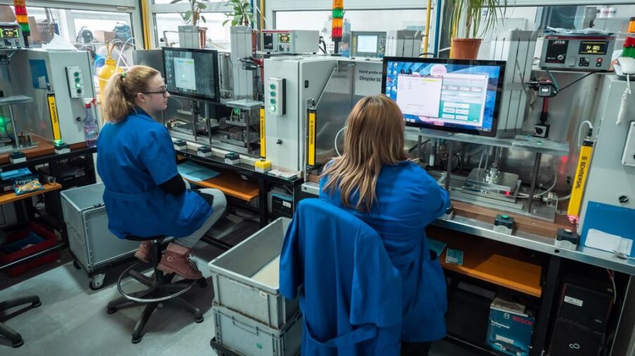 Concedieri masive într-o fabrică de piese auto din România: sute de oameni rămân fără loc de muncă