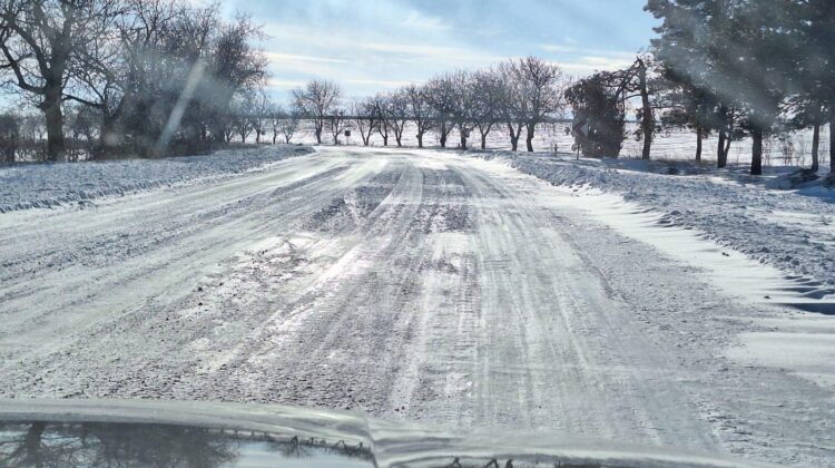 Protocoalele de criză, activate la nivel național: polei pe drumuri și pene de curent din cauza vremii severe