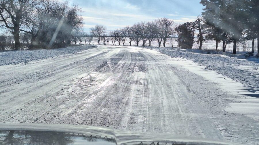 Protocoalele de criză, activate la nivel național: polei pe drumuri și pene de curent din cauza vremii severe