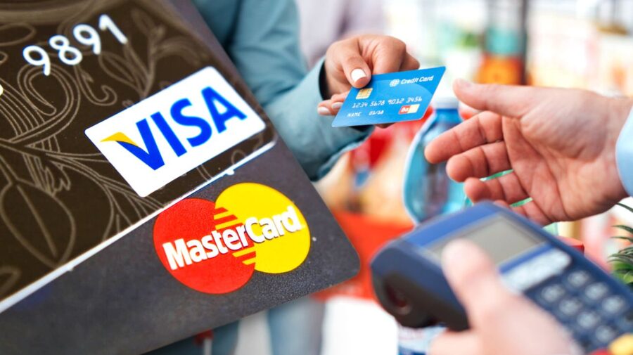 Banii pe mâna inteligenței artificiale: Visa și Mastercard experimentează plăți fără oameni