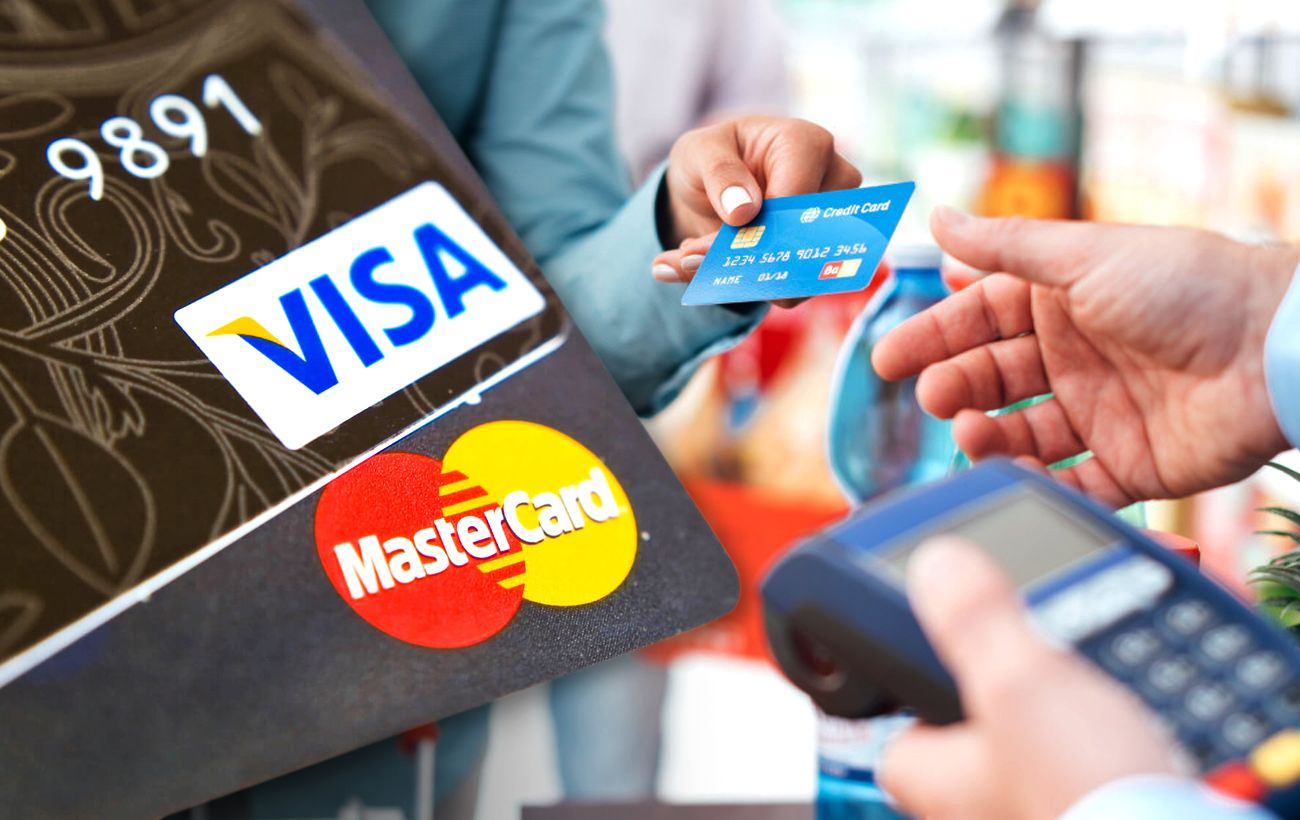 Banii pe mâna inteligenței artificiale: Visa și Mastercard experimentează plăți fără oameni