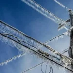 Peste 25 000 de consumatori au fost afectați de avarii electrice din cauza poleiului