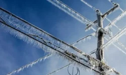 Peste 25 000 de consumatori au fost afectați de avarii electrice din cauza poleiului