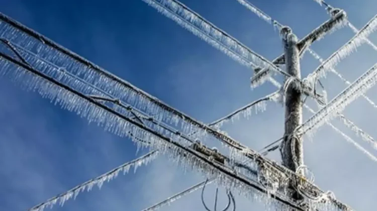 Peste 25 000 de consumatori au fost afectați de avarii electrice din cauza poleiului