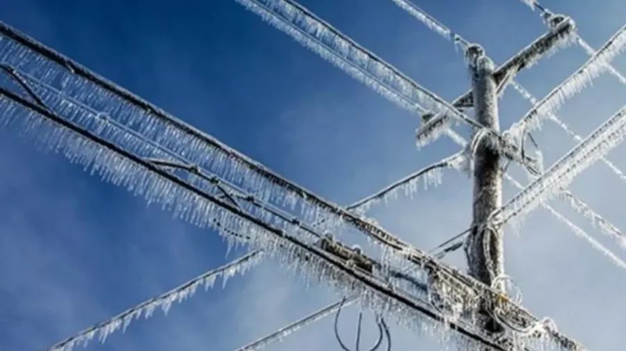 Peste 25 000 de consumatori au fost afectați de avarii electrice din cauza poleiului