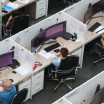 Companiile rusești trec la „sărăcia tactică”: bonusuri tăiate și înghețarea salariilor pe fondul crizei economice