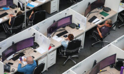 Companiile rusești trec la „sărăcia tactică”: bonusuri tăiate și înghețarea salariilor pe fondul crizei economice