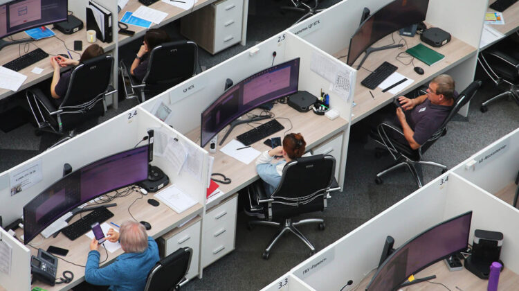 Companiile rusești trec la „sărăcia tactică”: bonusuri tăiate și înghețarea salariilor pe fondul crizei economice