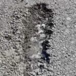 Asfaltul de la Boldurești s-a exfoliat înainte să fie dat în exploatare. Drumarii explică: Nu e defect, e nefinalizat