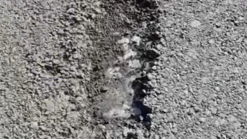 Asfaltul de la Boldurești s-a exfoliat înainte să fie dat în exploatare. Drumarii explică: Nu e defect, e nefinalizat