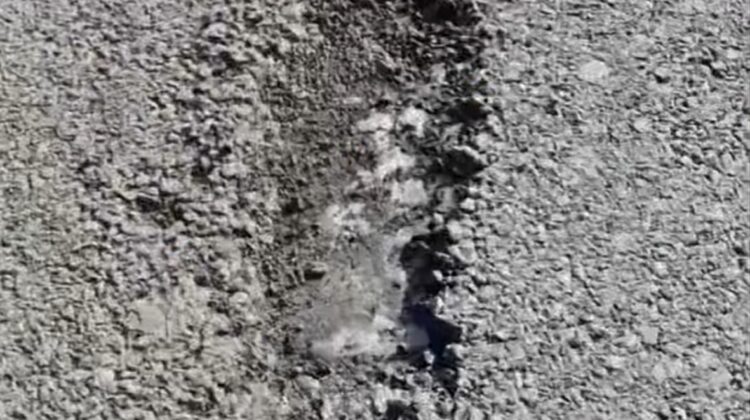 Asfaltul de la Boldurești s-a exfoliat înainte să fie dat în exploatare. Drumarii explică: Nu e defect, e nefinalizat