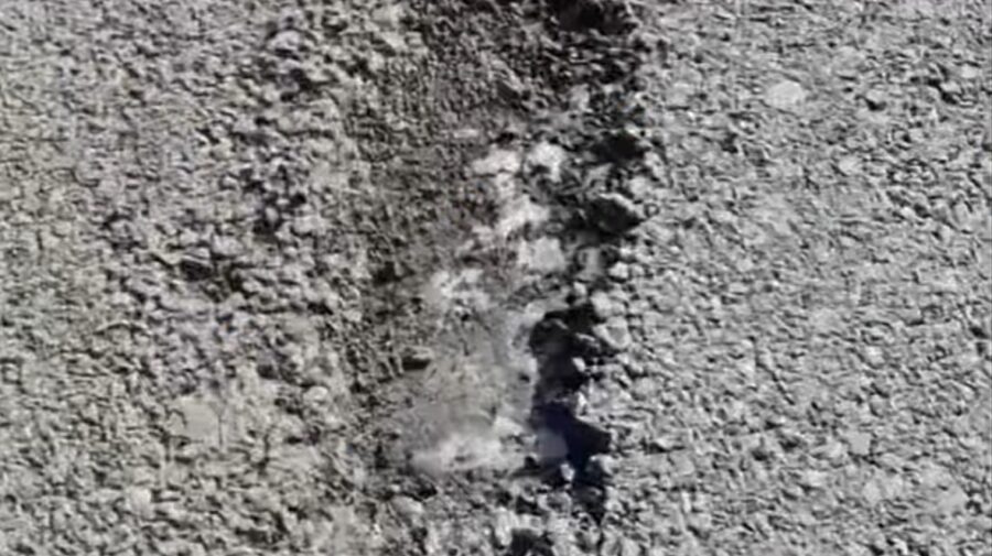 Asfaltul de la Boldurești s-a exfoliat înainte să fie dat în exploatare. Drumarii explică: Nu e defect, e nefinalizat