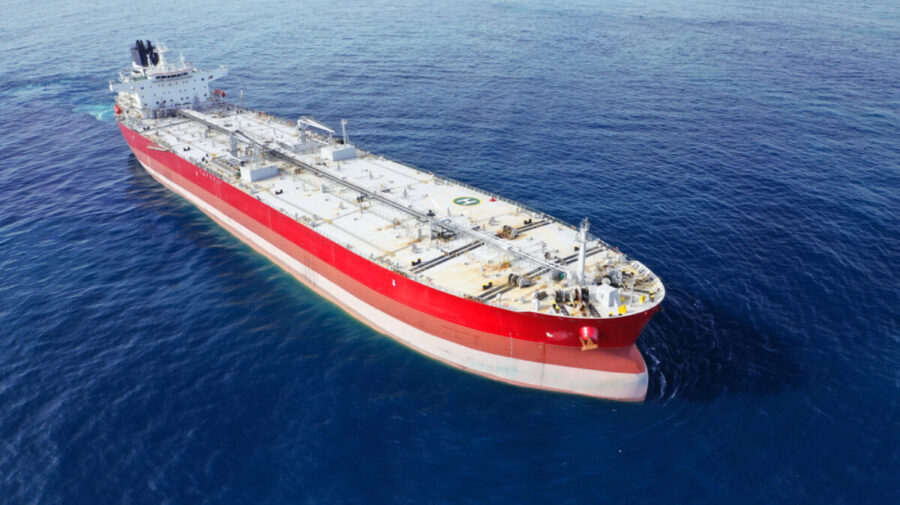 O navă închiriată de un gigant petrolier prezent în Moldova, lovită de o dronă în Marea Neagră