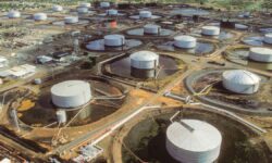 SUA pun mâna pe aurul negru al Venezuelei: rafinăriile americane sunt marii câștigători, China pierde miliarde