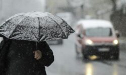 Guvernul scurtează ziua de muncă de vineri din cauza vremii severe