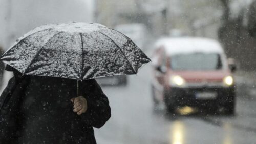 Guvernul scurtează ziua de muncă de vineri din cauza vremii severe