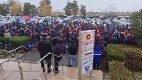 Scandal salarial la cea mai mare rafinărie din România: angajații au ieșit la protest