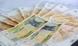 Guvernul respinge planul deputaților de a elimina plafoanele la tranzacții în numerar