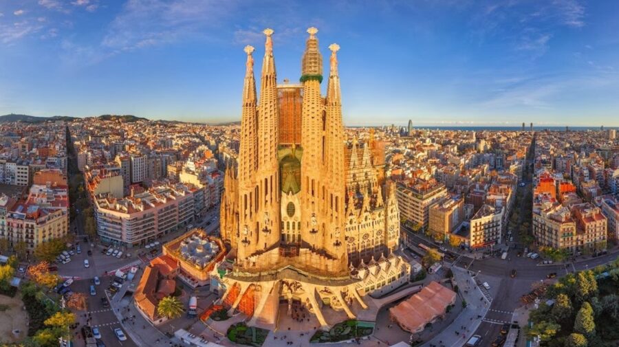 Lovitură pentru moldovenii care merg la Barcelona: taxa turistică urcă la 15 euro pe noapte