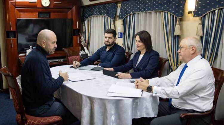 Bolea, în „trenul vieții”! Ministrul Infrastructurii a gustat luxul diplomatic pe ruta spre Kiev