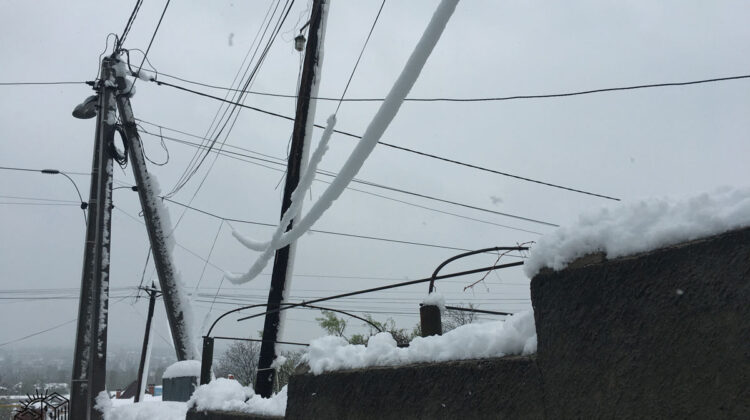 Ninsorile și vântul puternic au lăsat peste 4 200 de oameni din sudul Moldovei fără lumină