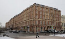 Magnatul luxului, cu un picior rămas la Sankt Petersburg