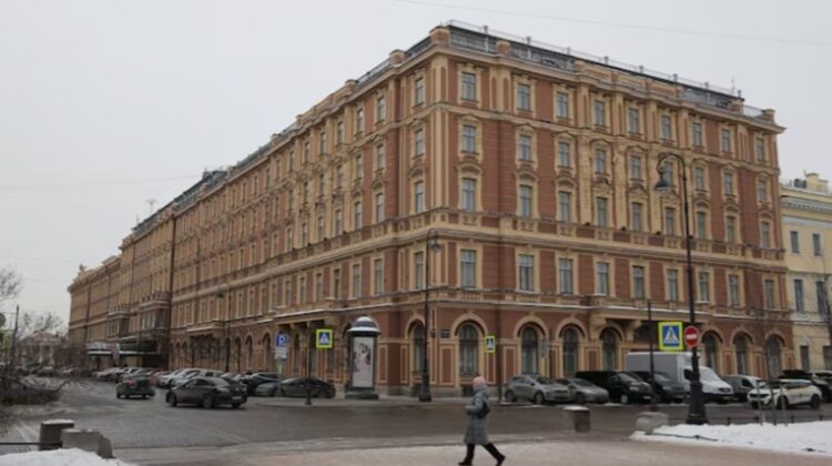 Magnatul luxului, cu un picior rămas la Sankt Petersburg