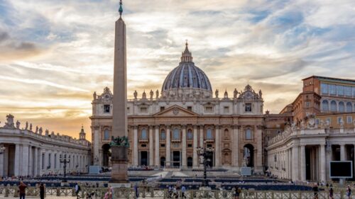 Investiții după reguli catolice: Vaticanul intră pe piața bursieră, în parteneriat cu o firmă americană