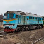 La un pas de tragedie! Persoană întinsă pe șine, marfarul a frânat în ultima clipă