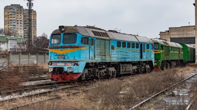 La un pas de tragedie! Persoană întinsă pe șine, marfarul a frânat în ultima clipă