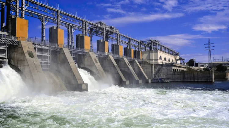 O pată de produse petroliere, observată lângă Hidrocentrala de la Dubăsari pe râul Nistru